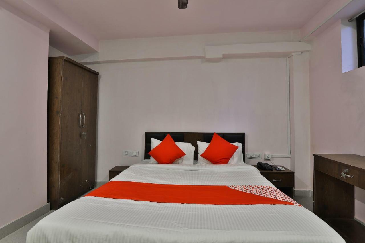 Oyo 37398 Hotel Jalsa Palace Naroda Exteriér fotografie